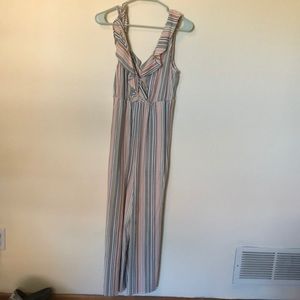 Jumpsuit with pockets and attachable belt, adjustable front